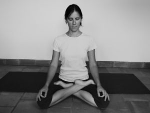 assise correcte pour la verticalité dans le yoga