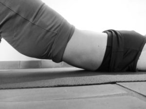 Comment faire le pont en yoga : décoller le bas du dos avec le bassin en rétroversion