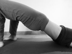 comment faire le pont en yoga : étape 3