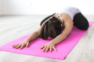Comment faire du yoga chez soi : choisir une posture qu'on aime
